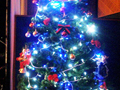 装飾付きクリスマスツリー